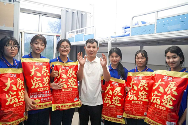 暖心走访慰问 | 校长带队走访慰问2026级新生，关怀满满