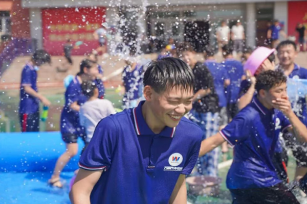 清凉一夏 狂欢校园 |乌鲁木齐万通高级技工学校校园泼水节欢乐开嗨！