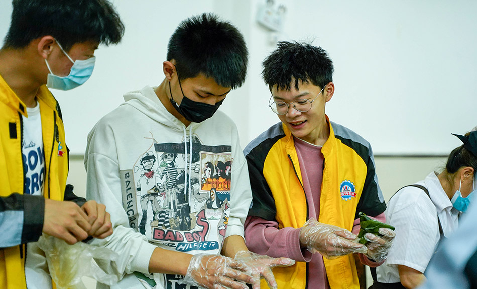 包粽子