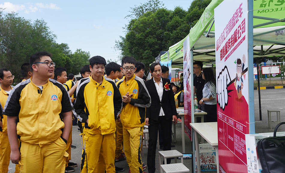 汽修人才紧缺 60余名毕业生遭200+岗位疯抢