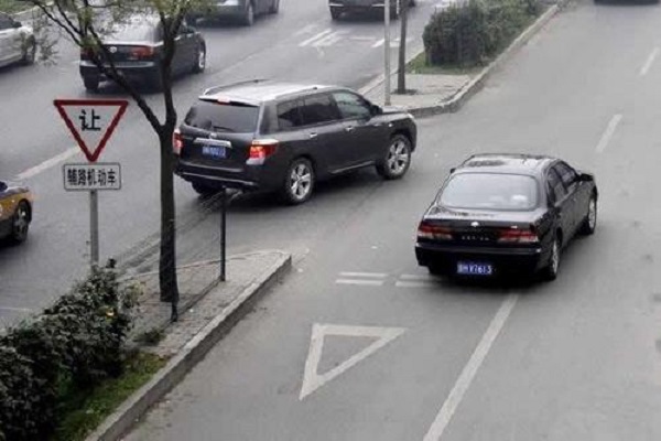 这些情况 转弯可以先行
