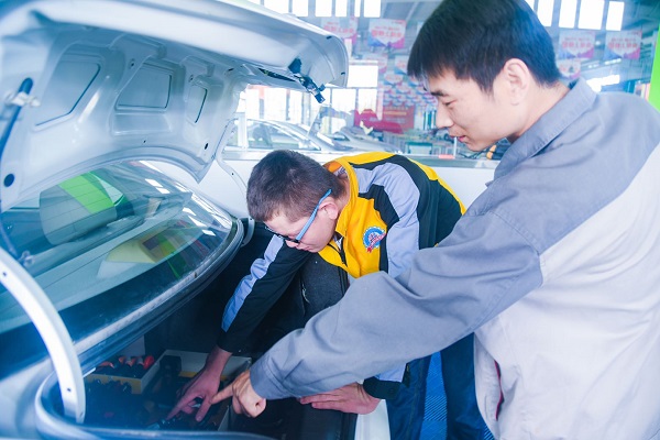 学短期汽修技术 发展转型赢未来