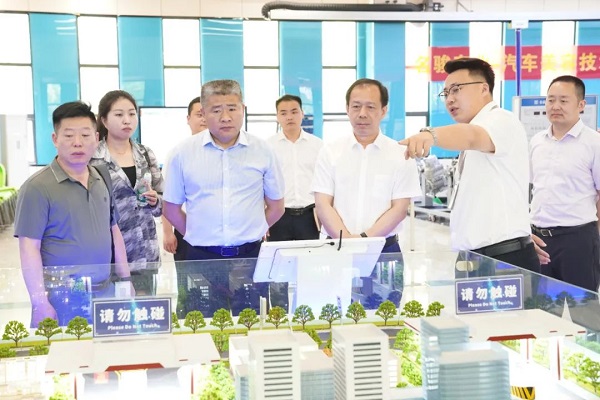 十二师人社局党组书记局长在我校校长陪同下前往东方教育集团考察