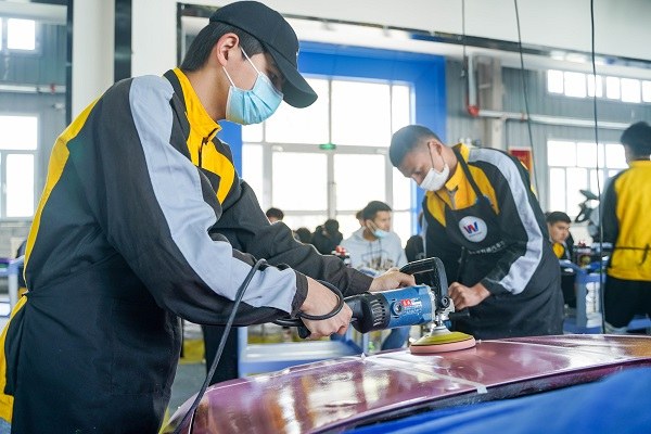 为什么越来越多人选择转行学汽车美容技术