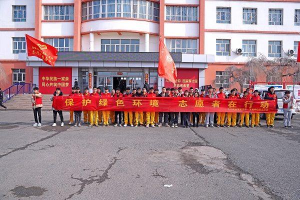 “锋”华正茂恰青春 雷锋志愿者活动万通学子在行动