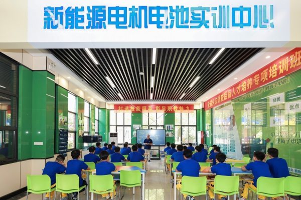 成就学子 赋能产业：人民网再进万通汽车教育，探访新能源专业奥秘