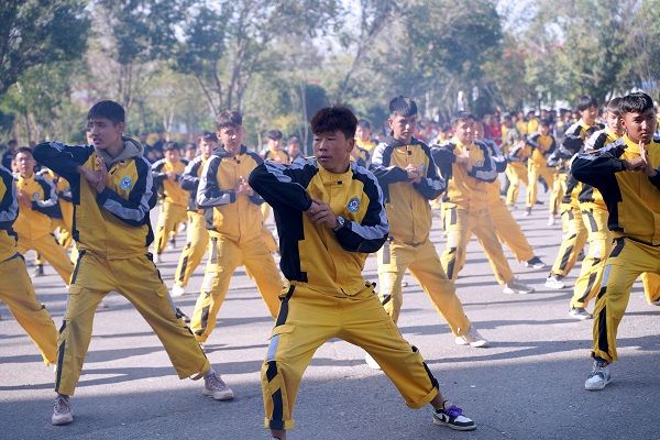 风华正茂意气发：2023级新生军训汇演全程高燃