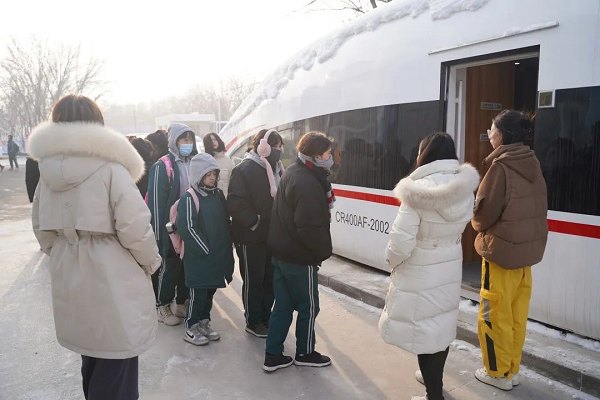 乌鲁木齐97中学趣味研学之旅：走进乌鲁木齐万通“探索技术世界”