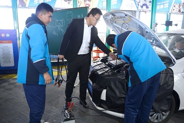 研学游：92中邂逅乌鲁木齐万通，体验职教魅力