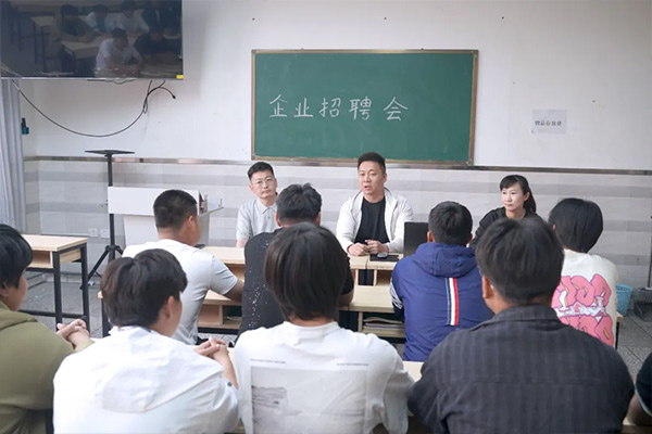 5月6日，乌鲁木齐万通-新疆集萃道路养护有限公司签约仪式在乌鲁木齐