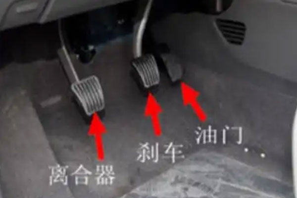 汽车跑热了离合器踩不动怎么办