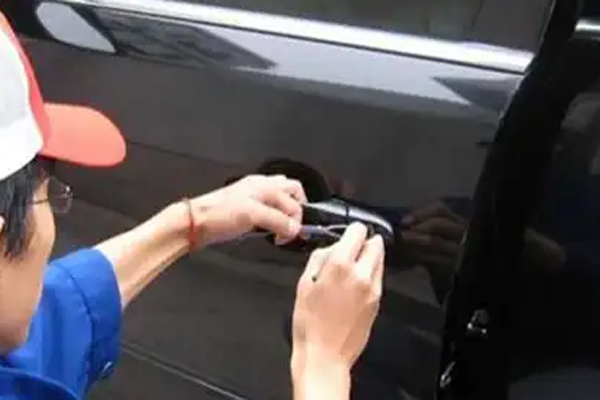 遥控钥匙锁车里了怎么打开车门