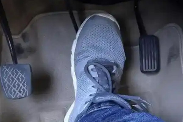 刹车系统故障怎么处理