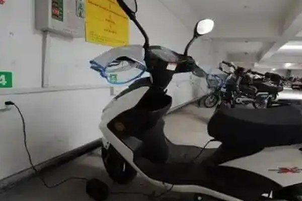 电瓶车变绿灯一晚不拔会怎么样