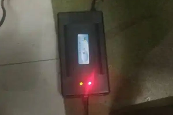 电动车充电一直红灯充不满的原因