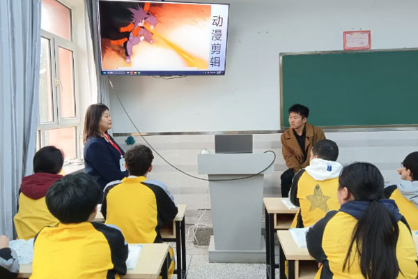 【总监进校园】与行业大咖进行交流，不断扩充万通学子的视野。