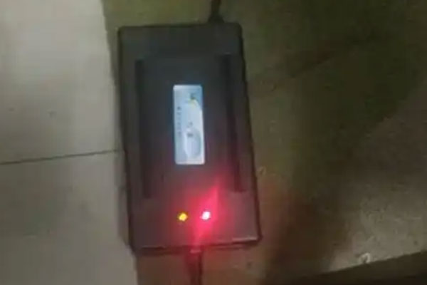 电动车充电一直红灯充不满的原因