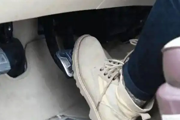点火时刹车硬的踩不下去怎么办