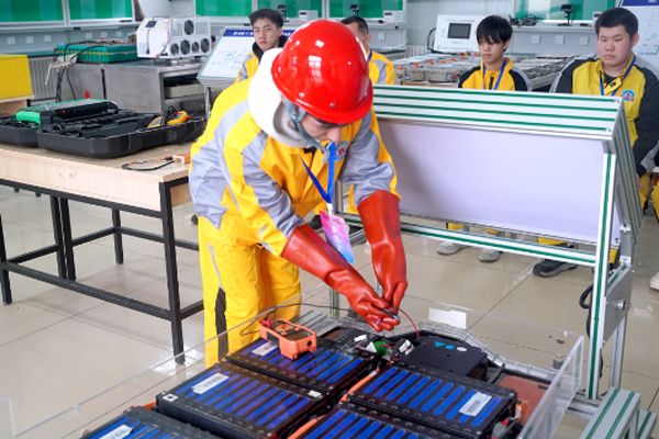 以赛砺技 筑梦未来 乌鲁木齐市万通技工学校“龙虎争霸赛——汽车类