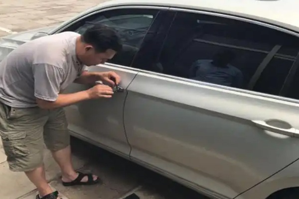 钥匙锁车里怎么办怎么开车门