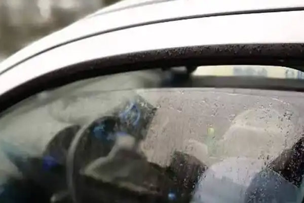 雨天车窗起雾开冷风还是热风