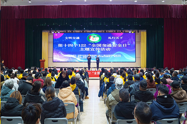 乌鲁木齐市万通技工学校学子沉浸式打卡！室内交通安全宣传太有料