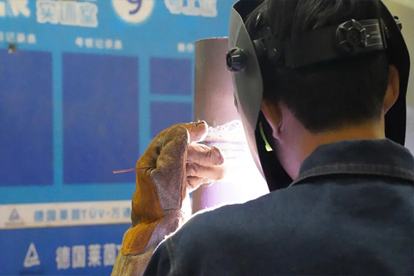 生活不亏手艺人，早学焊工早挣钱！