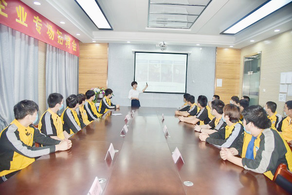 未到毕业季 企业就来学校预订人才啦