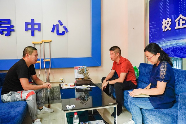企业进校园：同学们注意啦 企业老板来校“抢”人了