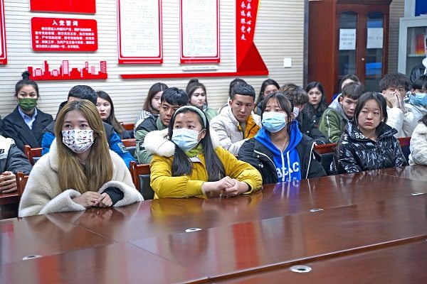 企业进校“抢”人 万通毕业生成香饽饽