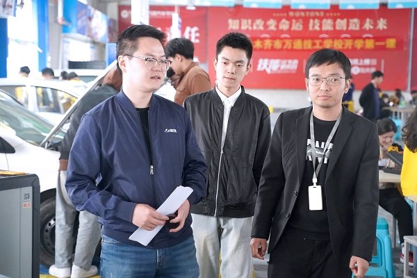 一次签约两家企业 这所学校为何受到如此青睐